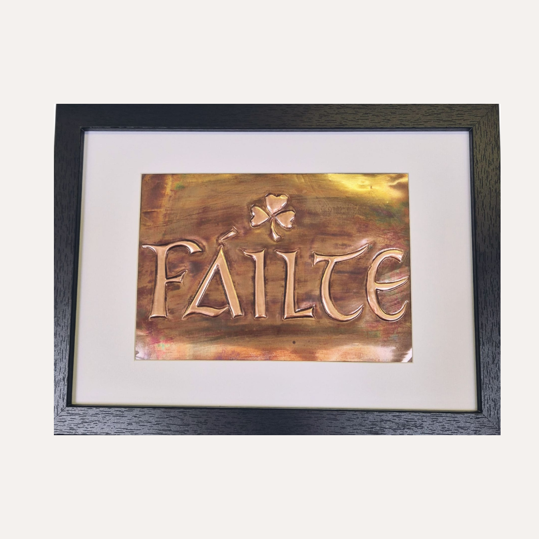 A small Fáilte symbol size 13" X 9.5"